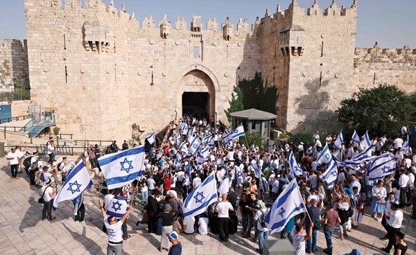 مستوطنون متطرفون يرفعون العلم الإسرائيلي ويقتحمون القدس القديمة من باب العمود (أ.ف.پ)