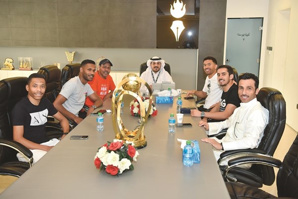 أبطال كأس سمو الأمير مع الزميل عبدالعزيز جاسم في ديوانية الأنباء	 (أحمد علي)