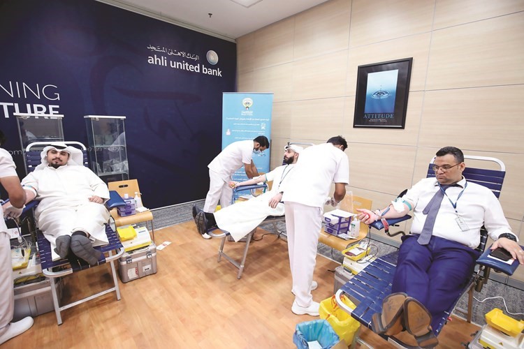 إقبال كبير من موظفي البنك على التبرع بالدم