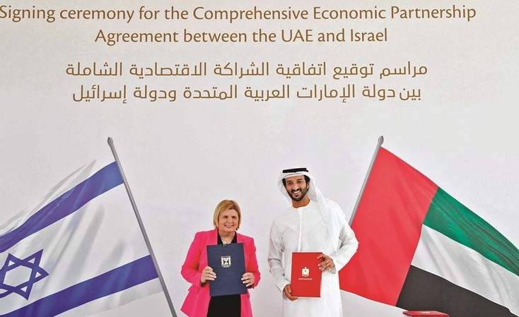 وزيرا الاقتصاد الاماراتي عبد الله المري والاسرائيليةأورنا باربيفاي خلال توقيع الاتفاق(أ.ف.ب)