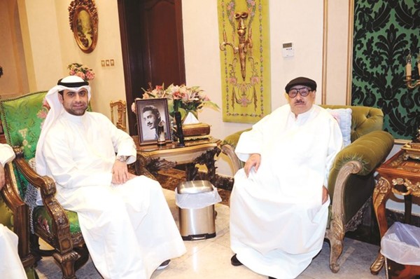 الوزير د. حمد روح الدين مع الفنان الكبير عبدالعزيز المفرج شادي الخليج