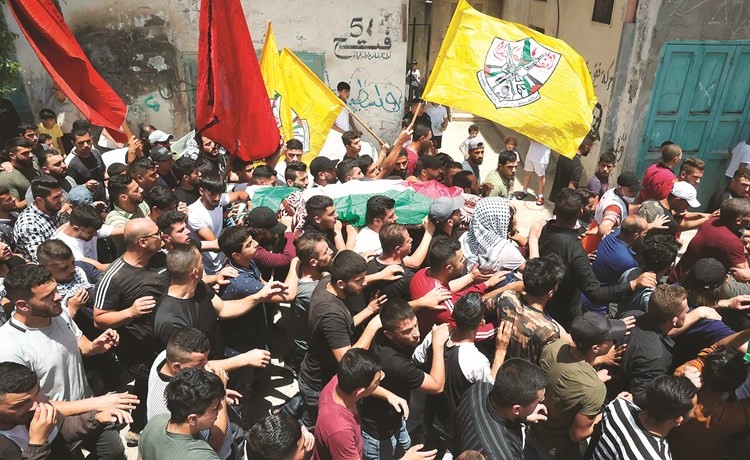 فلسطينيون يشيعون جثمان الصحافية غفران وراسنة التي اغتالتها قوات الاحتلال في الخليل أمس	 (ا.ف.پ)