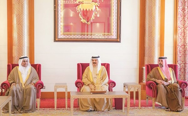 صاحب الجلالة الملك حمد بن عيسى آل خليفة ملك مملكة البحرين مستقبلا رئيس البرلمان العربي عادل العسومي