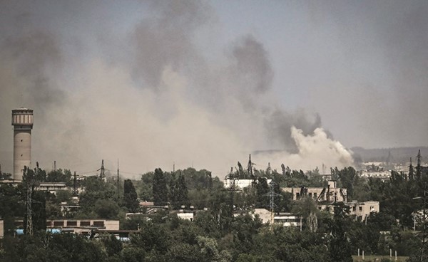 الدخان يتصاعد جراء اشتداد القتال بين القوات الأوكرانية والروسية في منطقة دونباس أمس 	 (أ.ف.پ)