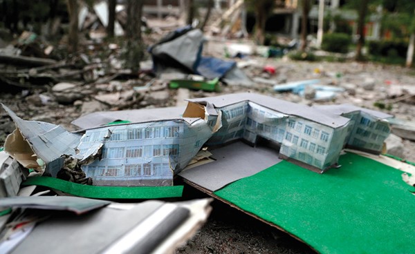 مدرسة مدمرة نتيجة القصف الروسي في خاركيف (رويترز)