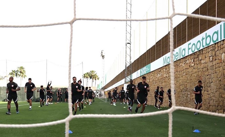 «العنابي» يكثف تدريباته في إسبانيا