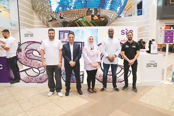 فربق عمل stc وناشونال جيوغرافيك أمام جناح stc في الأڤنيوز