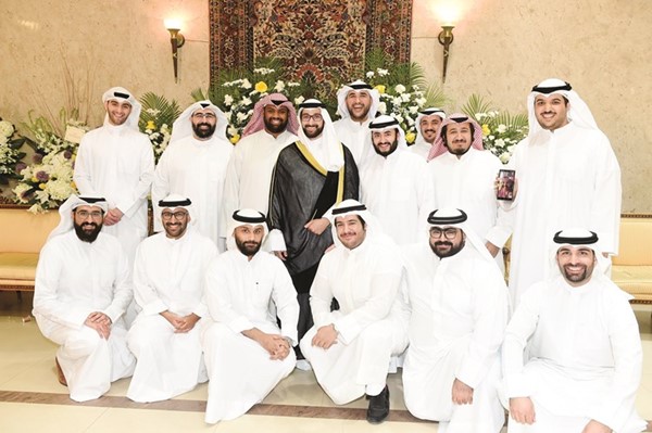 المعرس أسامة أحمد الجسار متوسطا عددا من الأصدقاء بالمناسبة السعيدة