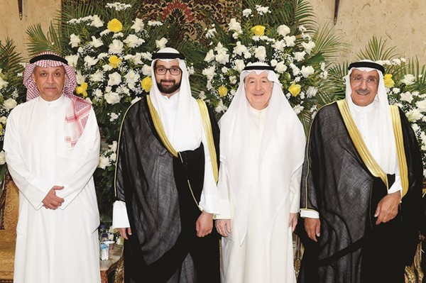 عبدالوهاب الهارون يهنئ المعرس ووالده م.أحمد الجسار ووالد العروس جسار الحطاب