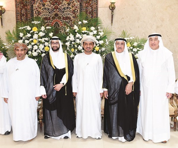 سيف المقبالي وعزيز العمراني يباركان للمعرس أسامة الجسار ووالده م.أحمد الجسار وعمه محمود الجسار