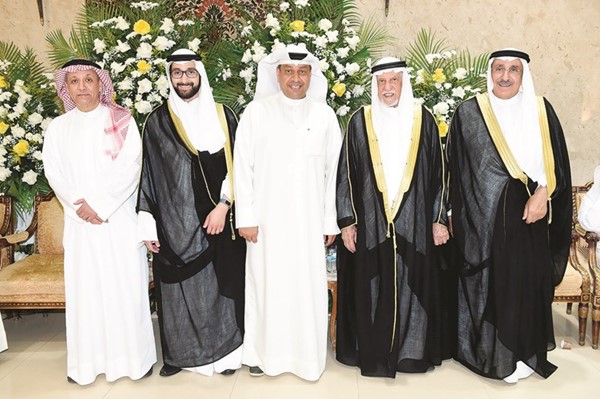 عبدالعزيز الغنام ود.حمد المطر يباركان للمعرس أسامة الجسار ووالده م. أحمد الجسار ووالد العروس جسار الحطاب