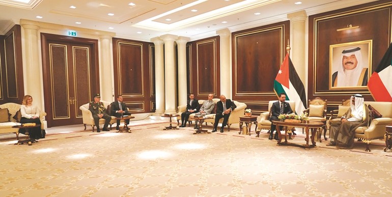 سمو ولي العهد الشيخ مشعل الأحمد خلال استقباله أخيه ولي العهد الأردني صاحب السمو الملكي الأمير الحسين بن عبدالله الثاني بن الحسين والوفد المرافق