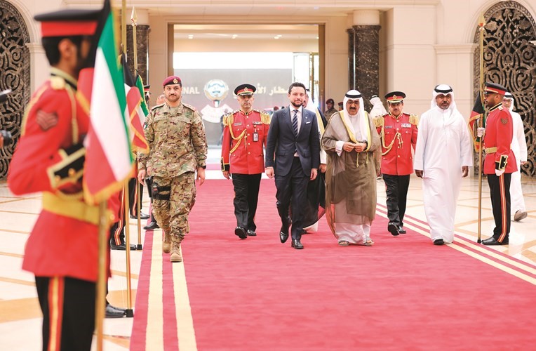 سمو ولي العهد الشيخ مشعل الأحمد مودعا ولي عهد الأردن صاحب السمو الملكي الأمير الحسين بن عبدالله الثاني