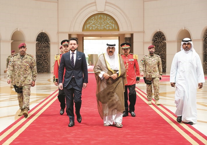 سمو ولي العهد الشيخ مشعل الأحمد مستقبلا ولي العهد الأردني صاحب السمو الملكي الأمير الحسين بن عبدالله الثاني