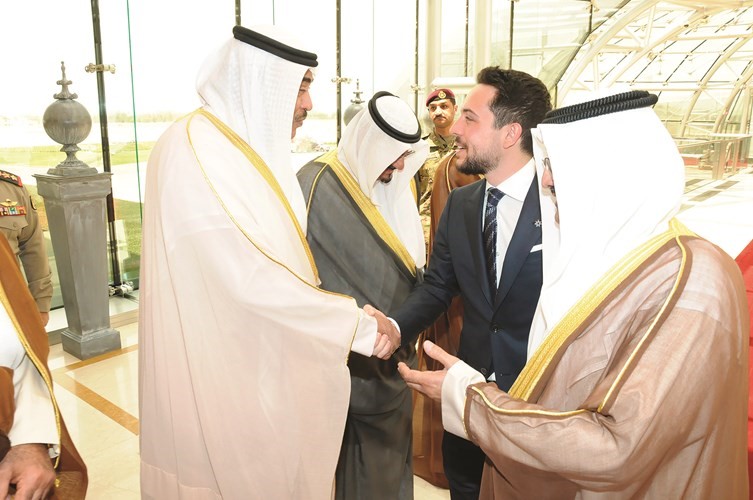 سمو رئيس الوزراء الشيخ صباح الخالد مصافحا ضيف الكويت