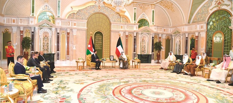 سمو ولي العهد الشيخ مشعل الأحمد خلال المباحثات مع ولي العهد الأردني صاحب السمو الملكي الأمير الحسين بن عبدالله الثاني بن الحسين والوفد الرسمي المرافق بحضور سمو الشيخ صباح الخالد والشيخ أحمد العبدالله والشيخ أحمد النواف والشيخ طلال الخالد