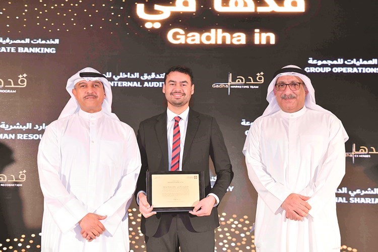 عبد الوهاب الرشود وهيثم التركيت مع أحد المكرمين