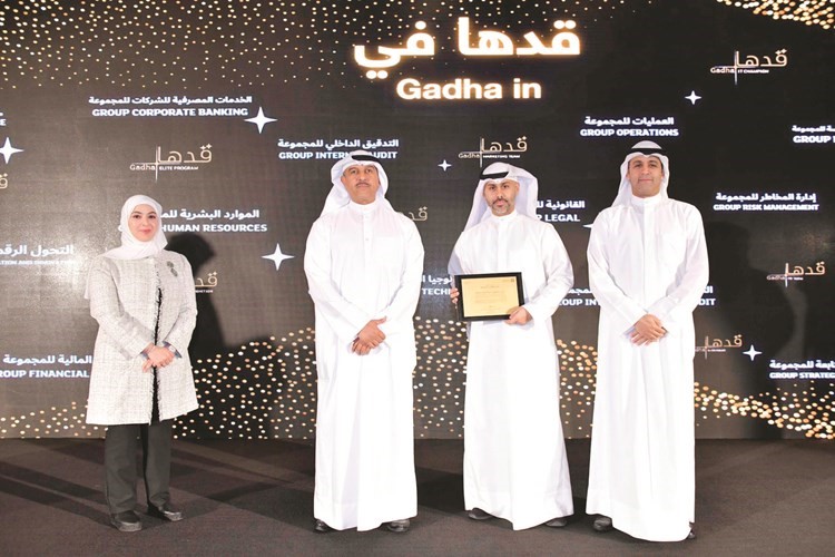 الرشود والشملان ونهال المسلم يسلمون موظفا درعا تكريمية