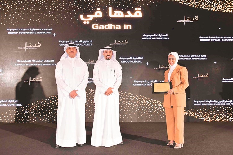 عبد الوهاب الرشود وطلال المطيري خلال تكريم إحدى الموظفات