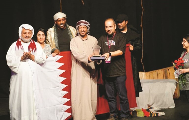 رئيس المهرجان التركي مكرما فريق مسرحية السلطان بعد العرض