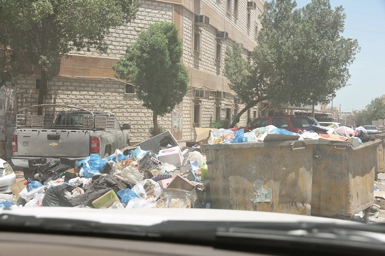انتشار القمامة في إحدى الطرق في منطقة جليب الشيوخ