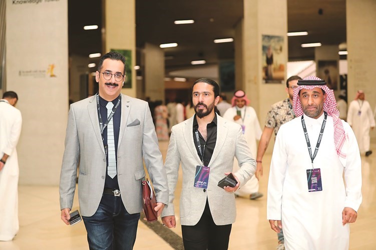 الفنانان السعوديان عبدالعزيز المليفي وتركي الكريديس مع الزميل بشار جاسم