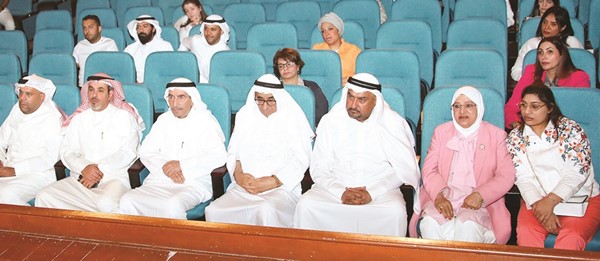 عبدالعزيز السريع يتوسط د. سليمان الشطي ود. نبيل الفيلكاوي وفالح المطيري ود. عبدالله العابر وكاملة العياد