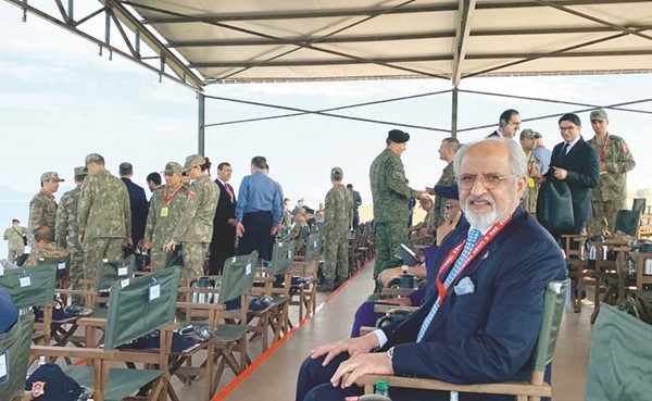 السفير غسان الزواوي خلال حضوره التمرين العسكري