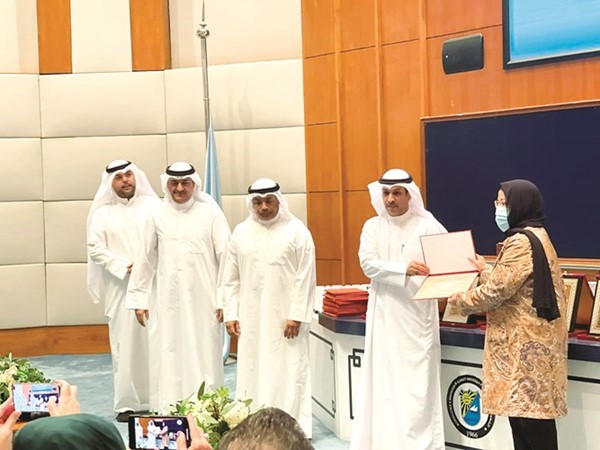 د.مرضي العياش مكرما د.بثينة المضف خلال الحفل