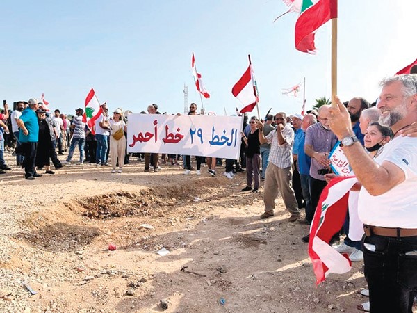 نواب التغيير وناشطون خلال وقفة تضامنية في الناقورة للمطالبة بتعديل المرسوم 6433 (محمود الطويل)