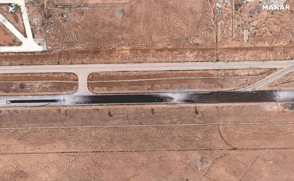 صورة الأقمار الاصطناعية لشركة ماكسار تظهر الدمار في مدرج مطار دمشق بعد الغارة الإسرائيلية	(أ.ف.پ)