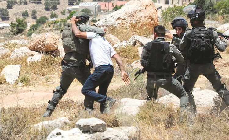 قوات الاحتلال تعتقل شابا فلسطينيا خلال مسيرة احتجاجية على التوسع الاستيطاني في الخليل	 (ا.ف.ب)