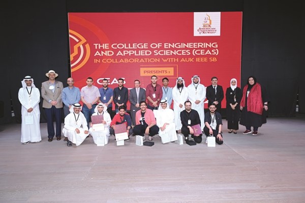 الفائزون مع أعضاء هيئة التدريس بكلية الهندسة والعلوم التطبيقية وعميد الكلية د.أمير زيد