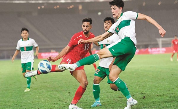 صراع على الكرة بين لاعبي الأردن وإندونيسيا