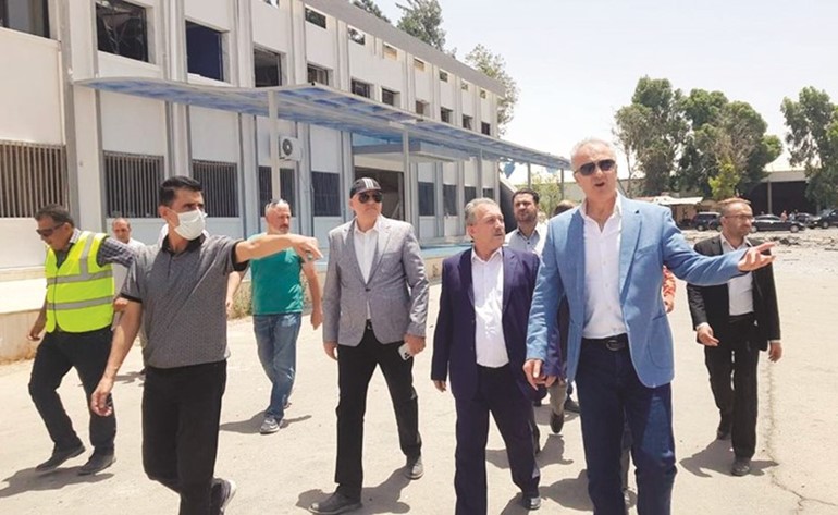 رئيس الوزراء حسين عرنوس في زيارة للمطار للاطلاع على الأضرار	(انترنت)