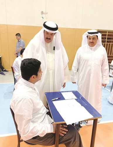 د.علي المضف في حديث مع أحد الطلبة خلال جولته على لجان الاختبارات