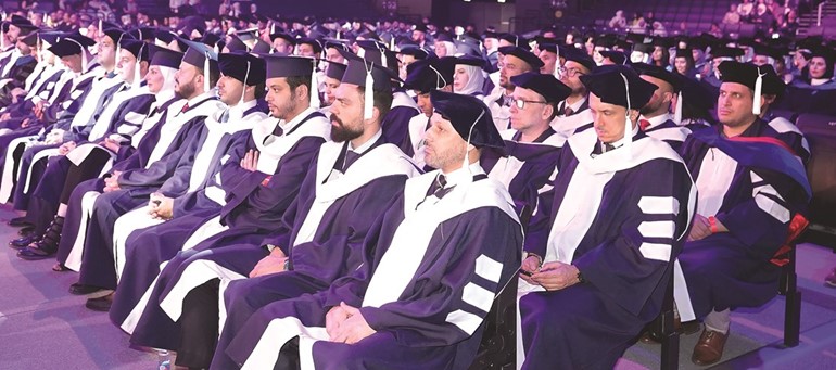 أعضاء هيئة التدريس يتابعون الحفل