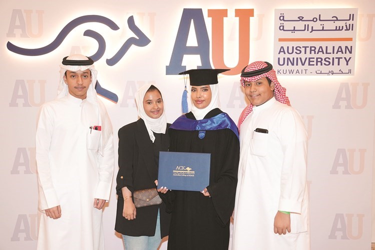 إحدى الخريجات مع أسرتها
