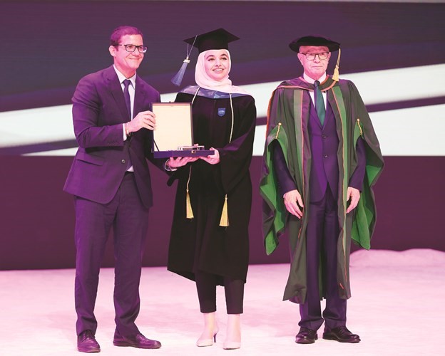 تكريم طالبة متفوقة