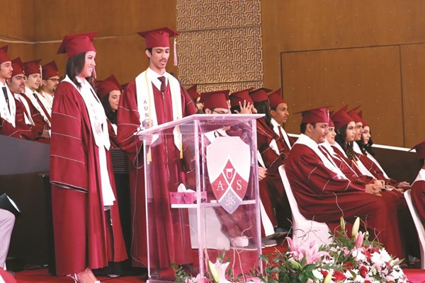 الخريجان محمد المطيري وشيخة اليحيى يرحبان بالحضور