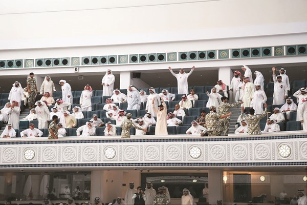 فرحة المتقاعدين بعد إقرار المنحة في مجلس الأمة أمس