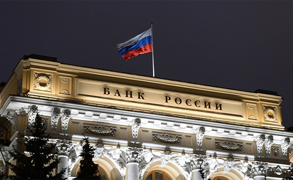 المركزي الروسي: لن يتم فرض حظر تداول الدولار واليورو في البلاد