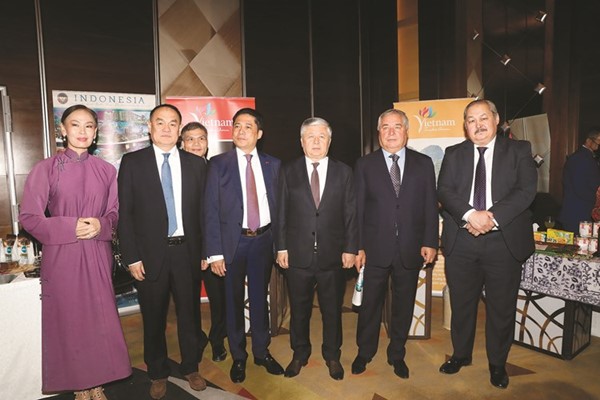 سفراء طاجيكستان وقرغيزستان واوزبكستان خلال الحفل
