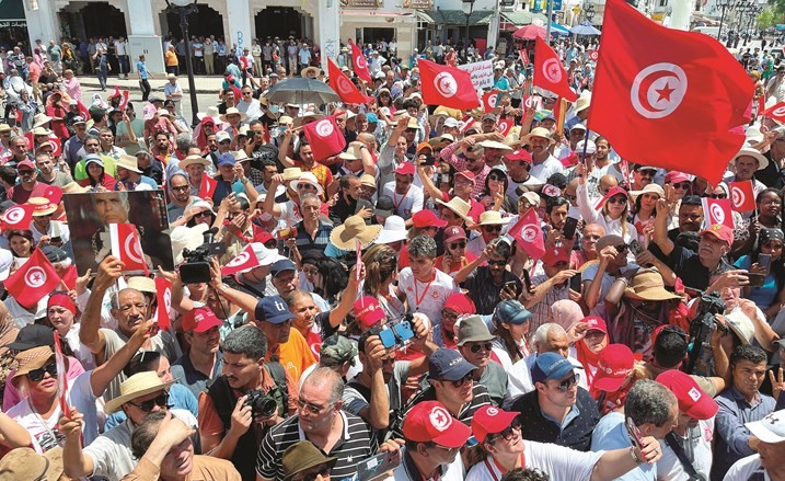 محتجون تونسيون يتظاهرون رفضا للاستفتاء على التعديل الدستوري في العاصمة تونس	(رويترز)