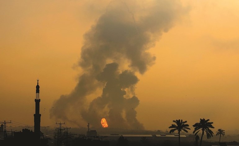 دخان كثيف متصاعد جراء القصف الإسرائيلي على قطاع غزة أمس	(أ.ف.پ)