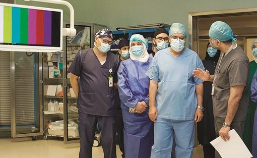 د. خالد السعيد خلال جولته في غرف العمليات المتخصصة بمستشفى جابر