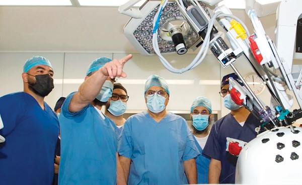 الوزير د. خالد السعيد يطلع على أحدث الأجهزة الطبية في غرف العمليات