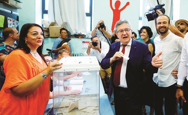 زعيم اليسار جان لوك ميلانشون مدليا بصوته بأحد مراكز الاقتراع في مرسيليا امس	 (رويترز)