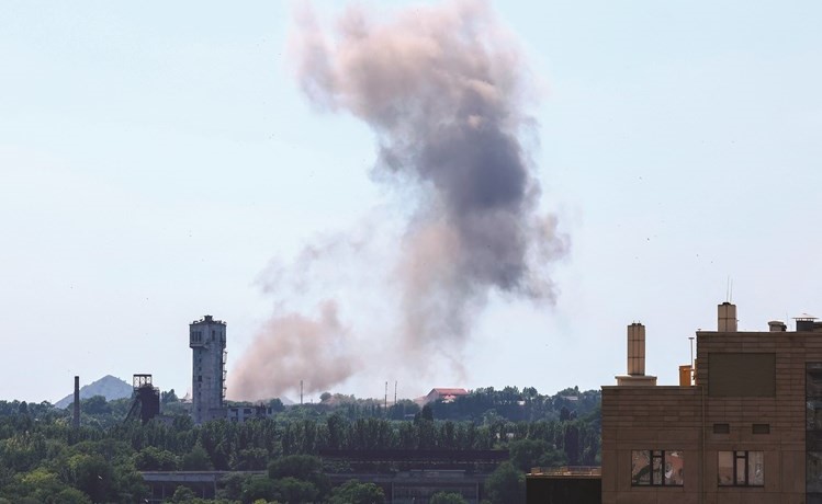 الدخان يتصاعد عقب القصف على دونيتسك شرق اوكرانيا	 (رويترز)