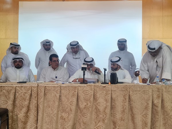  حشود من الناخبين خلال إعلان النتائج 